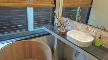 Deluxe Room | Bathroom
