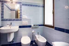 Superior-Doppelzimmer (Zaffiro) | Badezimmer | Dusche, kostenlose Toilettenartikel, Haartrockner, Bidet