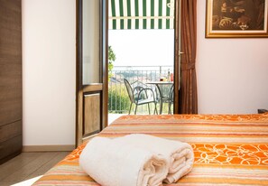 Familienzimmer, 2 Schlafzimmer, Balkon, Seeblick | Schreibtisch, Verdunkelungsvorhänge, kostenlose Babybetten