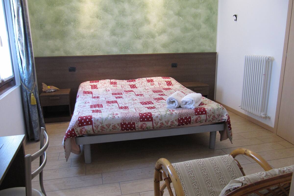 Comfort-Doppelzimmer (Smeraldo) | Schreibtisch, Verdunkelungsvorhänge, kostenlose Babybetten