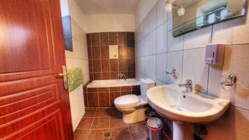 Triple Room | Blackout curtains, soundproofing, iron/ironing board, free WiFi