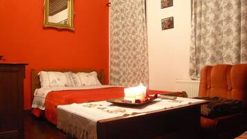 Triple Room | Blackout drapes, soundproofing, iron/ironing board, free WiFi