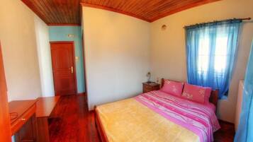 Double or Twin Room, 1 Queen Bed | Blackout drapes, soundproofing, iron/ironing board, free WiFi