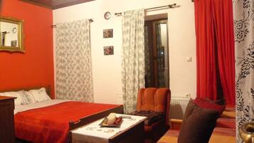 Triple Room | Blackout drapes, soundproofing, iron/ironing board, free WiFi