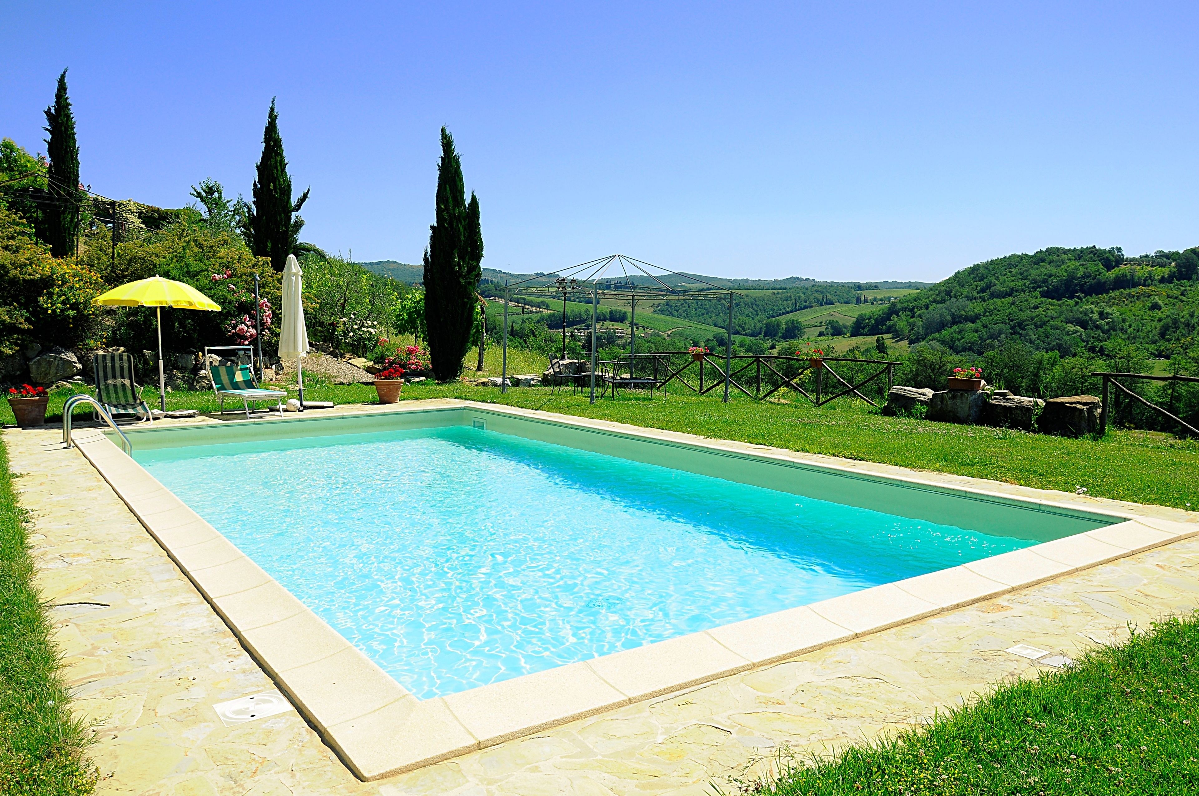 季节性开放的室外游泳池