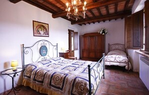 Leilighet, hageutsikt | Sengetøy av topp kvalitet, safe på rommet, skrivebord og barnesenger