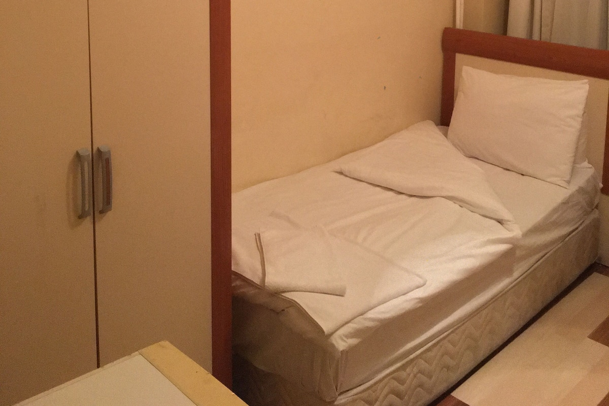 Triple Room | Desk, WiFi (free), bed sheets