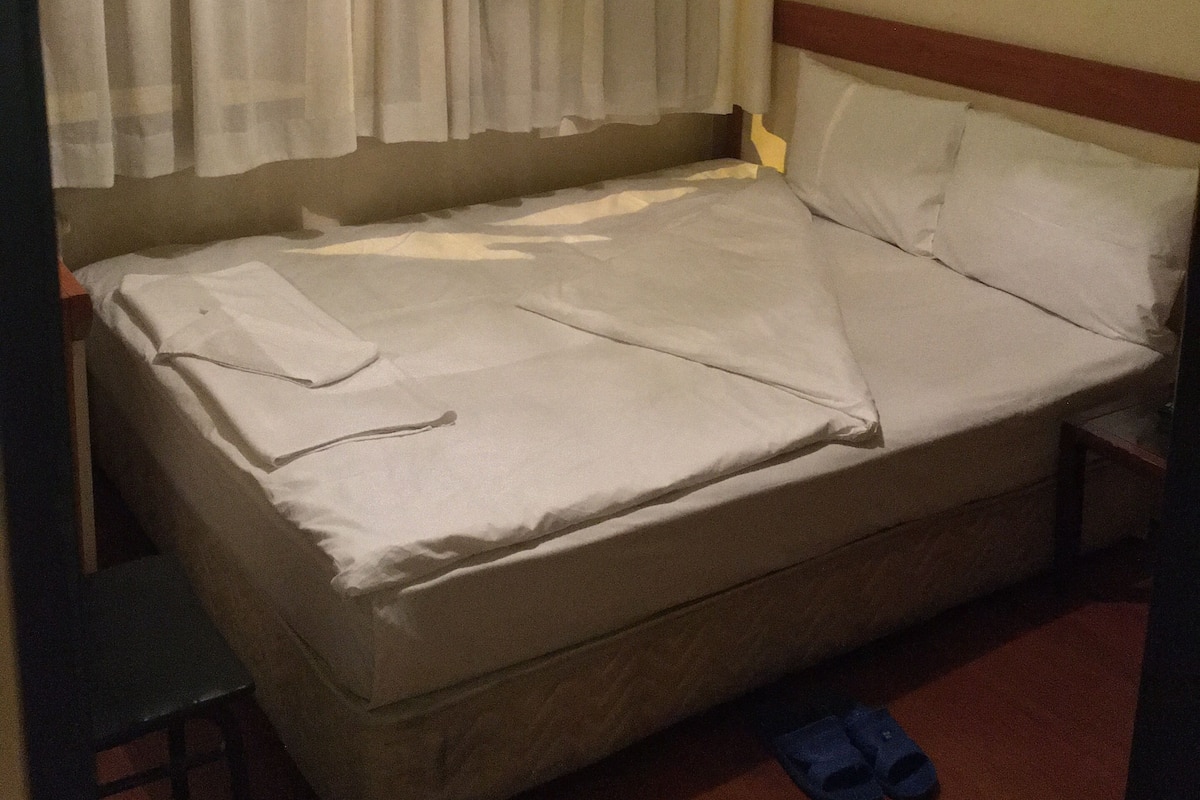 Double Room Single Use | Desk, free WiFi, bed sheets