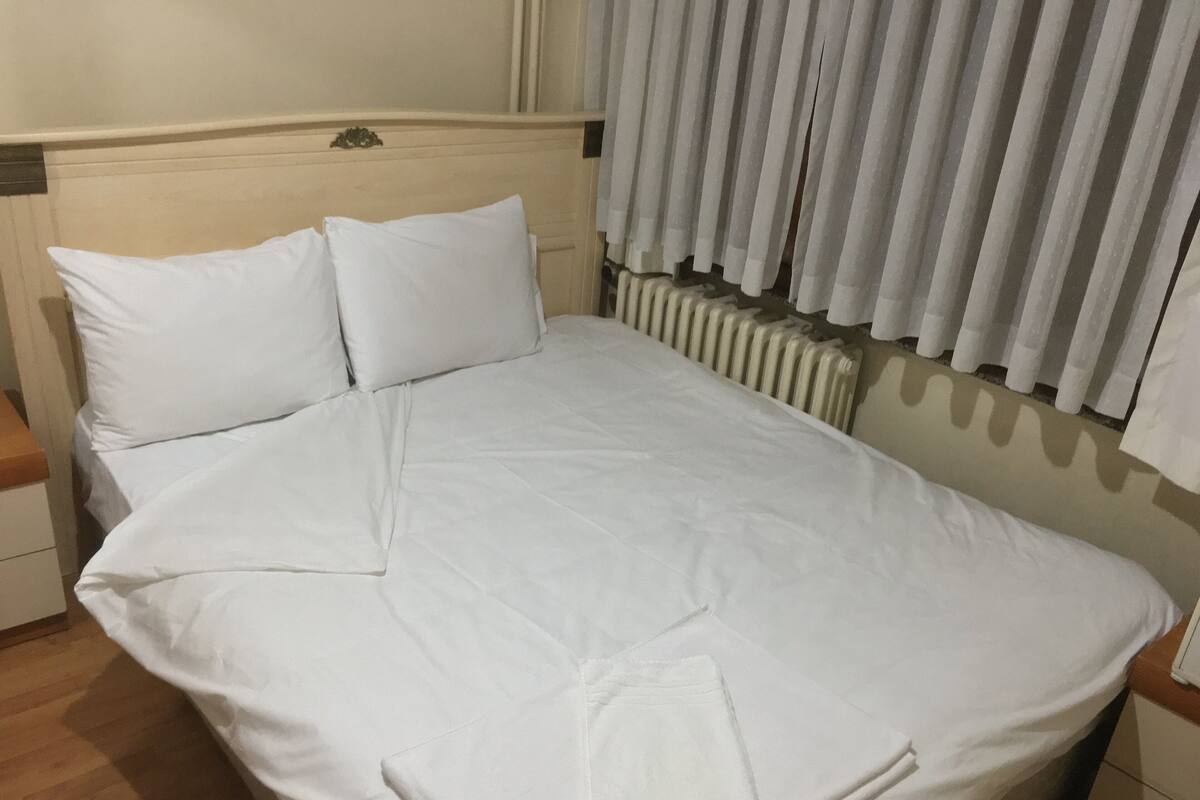 Double Room | Desk, WiFi (free), bed sheets