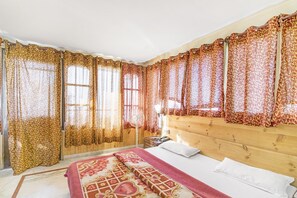 Desk, rollaway beds, free WiFi
