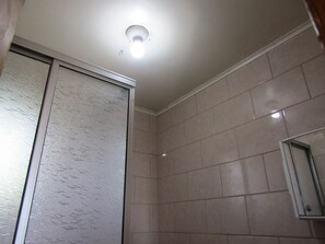 Bungalow económico, 1 habitación | Baño | Regadera y amenidades de baño gratuitas 