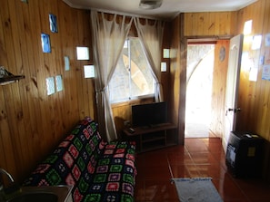 Economy Apartment, 1 Double Bed | Living area | Flat-screen TV - Cabañas Lilafken (Pichilemu)