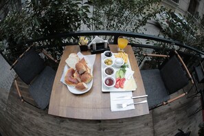 Se ofrece un desayuno bufé todos los días (por un coste adicional)