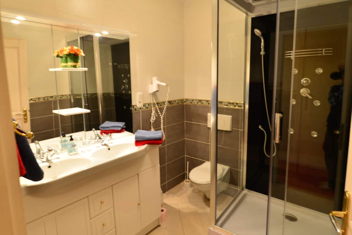 Buồng tắm vòi sen, đồ dùng nhà tắm miễn phí, máy sấy tóc, khăn tắm