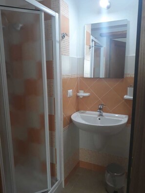 Kamar Double atau Twin | Kamar mandi | Shower, pengering rambut, kloset, dan handuk