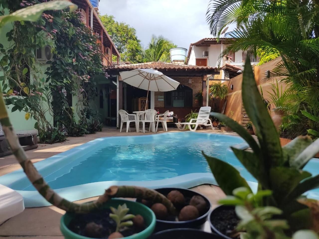 室外游泳池，09:00 至 22:00 开放，池畔遮阳伞，日光浴躺椅