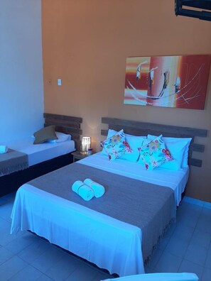 Minibar, cortinas blackout, tabla de planchar con plancha y wifi gratis