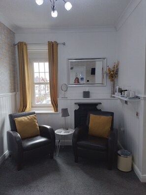 Chambre Double Deluxe (Second Floor) | Rideaux occultants, fer et planche à repasser, Wi-Fi gratuit