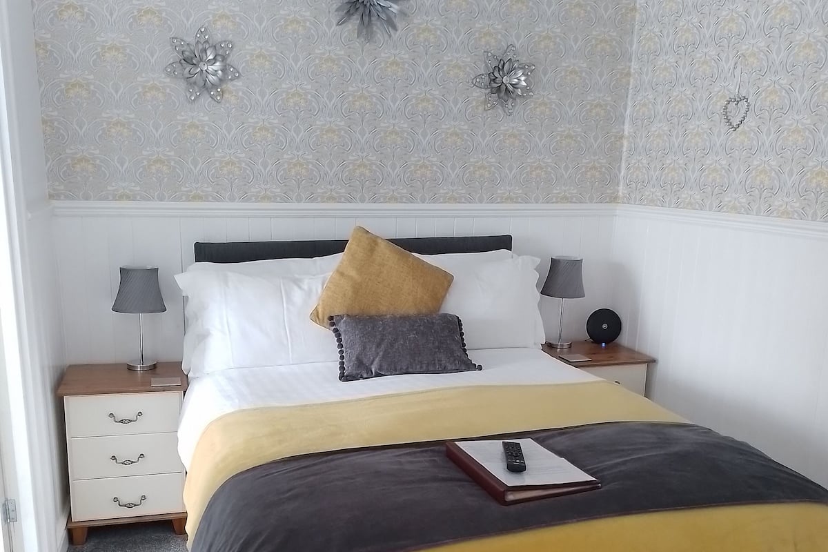 Deluxe Double Room (Second Floor) | Langsir/tirai gelap terus, seterika/papan seterika, Wi-fi percuma