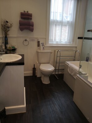 Chambre Deluxe, 1 très grand lit, vue sur la mer (Second Floor) | Salle de bain | Douche, articles de toilette (gratuits), séchoir à cheveux