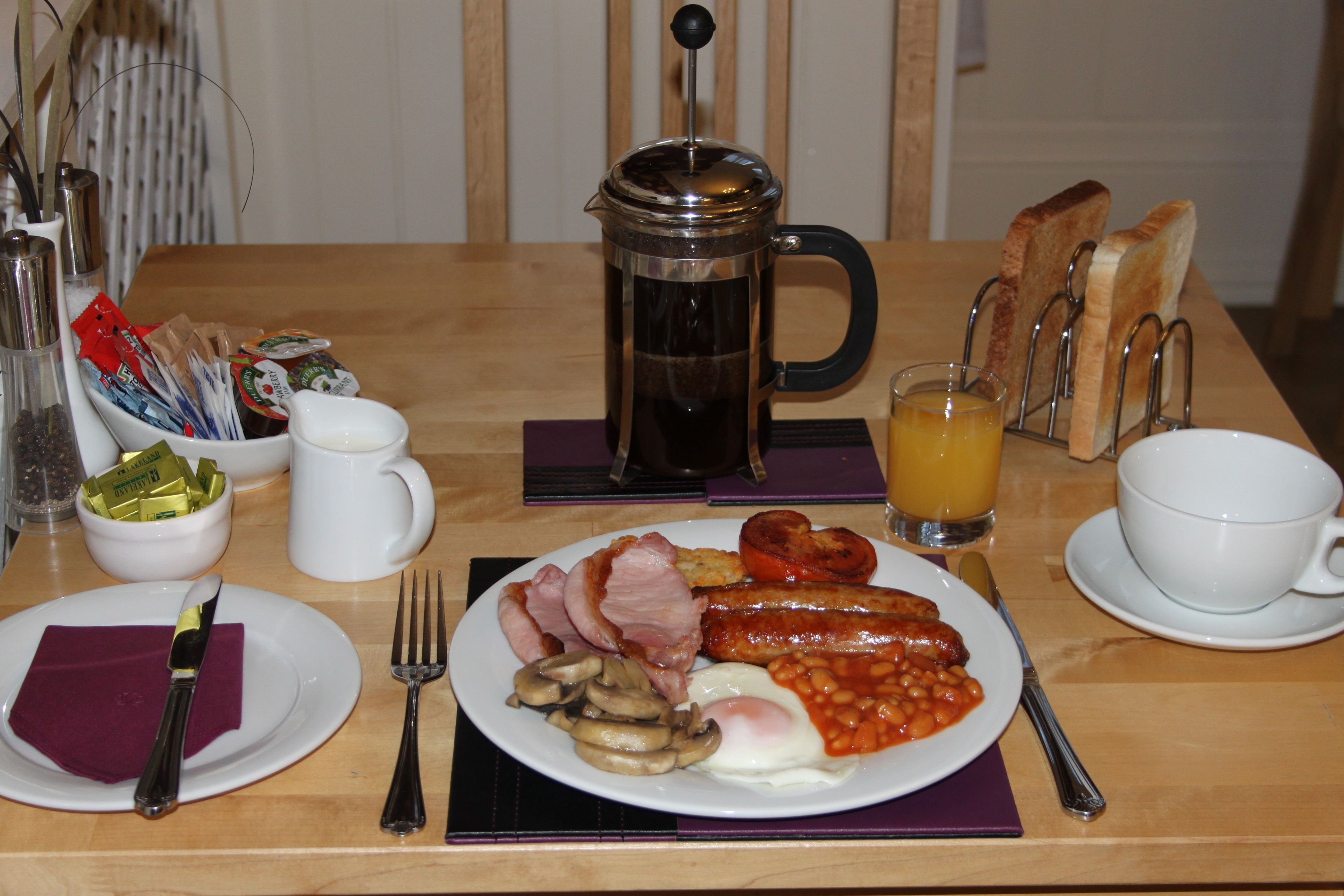 朝食 (フル ブレックファスト)、毎日提供 (無料)