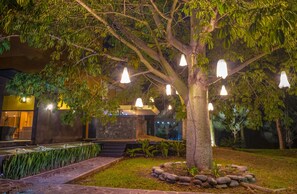 Villa Familiale, 4 chambres, vue fleuve, en bord de lac | Vue sur le jardin