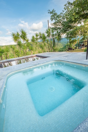 Bañera de hidromasaje al aire libre