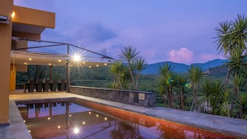 Piscina externa, espreguiçadeiras