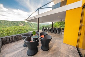 Terrace/patio - Casa Ave del Risco (Villa con río y cascada al interior) (Colima)