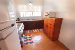 Apartamento | Cozinha privada | Geladeira, micro-ondas, fogão, chaleira elétrica