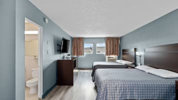 Kolmen hengen huone (3 Queen Beds) | Äänieristys, silitysrauta/-lauta, ilmainen Wi-Fi, vuodevaatteet
