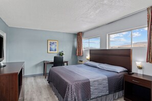 Suite, 1 King Bed | Desk, soundproofing, iron/ironing board, free WiFi - Holiday Lodge (Wenatchee)