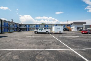 Free self-parking - Holiday Lodge (Wenatchee)