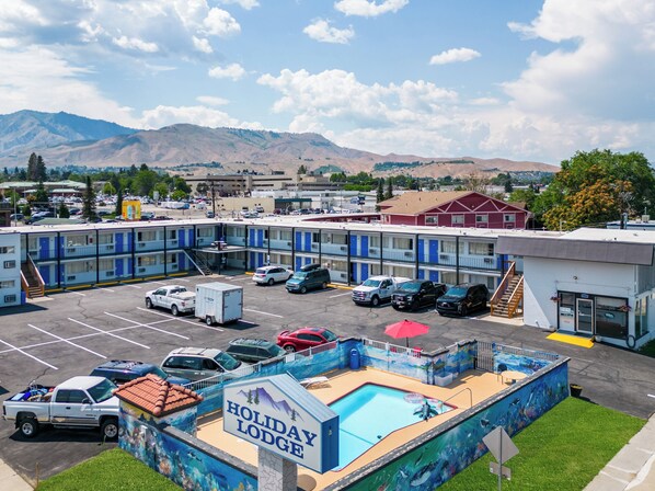 Un chalet de vacances doté d’une piscine, d’un parking et offrant une vue sur les montagnes.