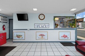 Lobby - Holiday Lodge (Wenatchee)