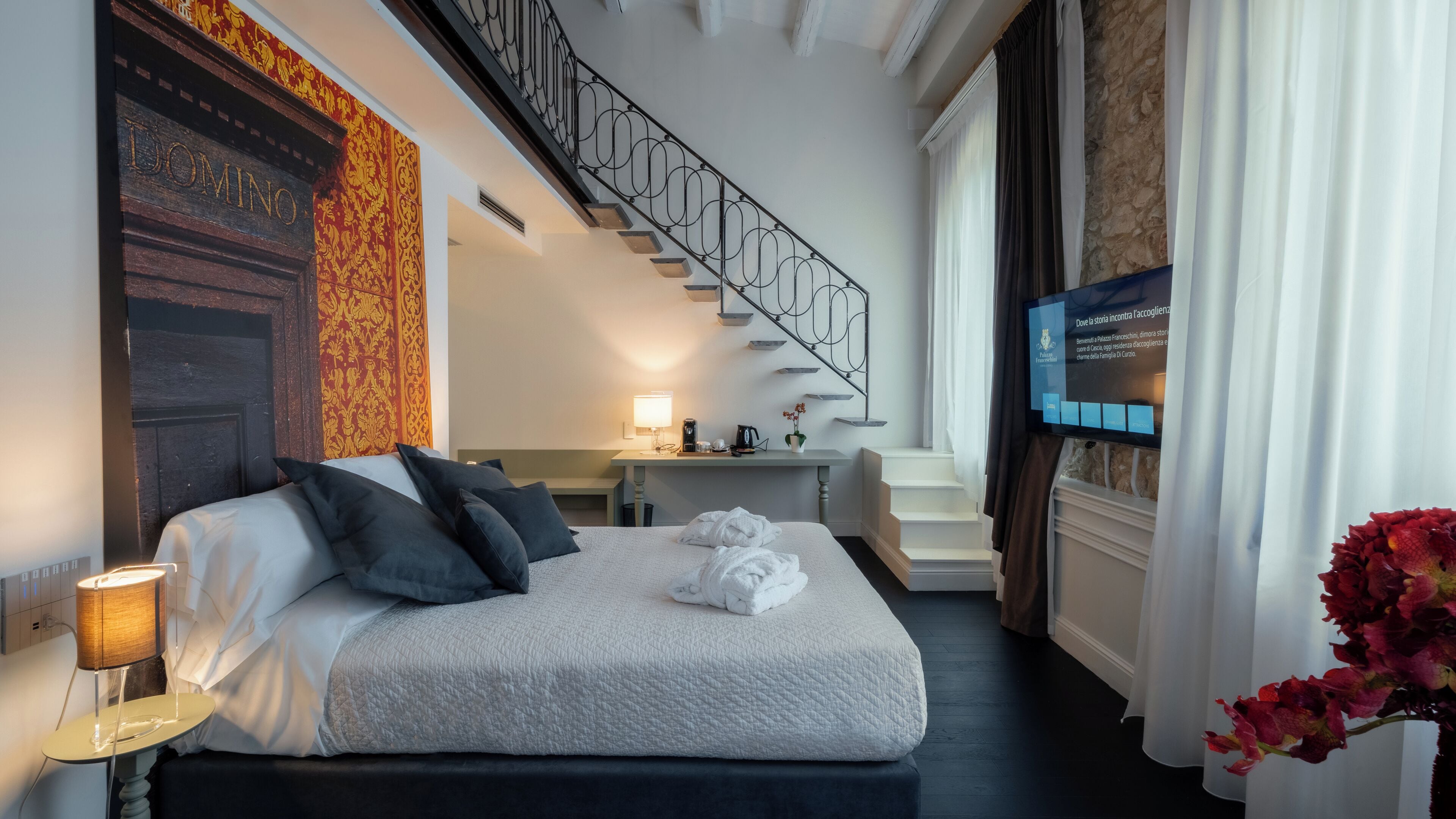 Ropa de cama de alta calidad, cubrecamas y minibar 