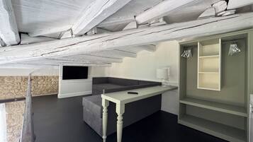 Suite Studio Junior | Coin séjour | Télévision à écran plat, Netflix, services de streaming, imprimantes