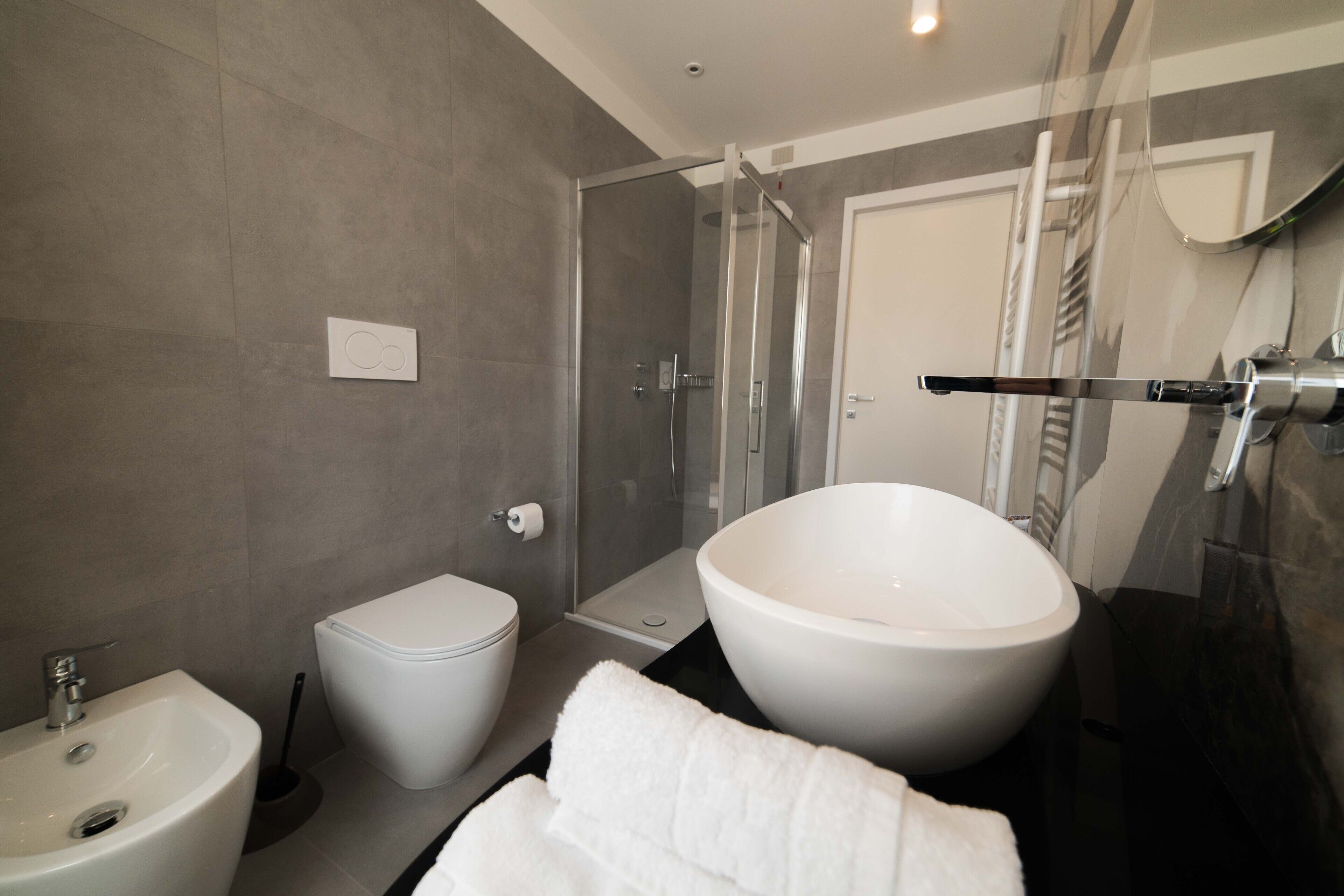 Deluxe Double or Twin Room | Bathroom