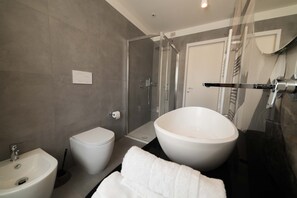 Deluxe Double or Twin Room | Bathroom | Separate tub and shower, rainfall showerhead, designer toiletries - Palazzo Franceschini (Cascia)
