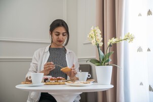 Habitación Deluxe con 1 cama doble o 2 individuales | Ropa de cama de alta calidad, edredones de plumas, minibar y caja fuerte
