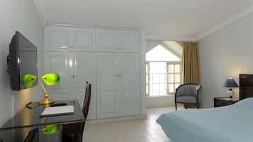 1 Schlafzimmer, Schreibtisch, schallisolierte Zimmer