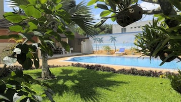 Una piscina techada, una piscina al aire libre