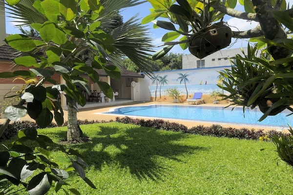 Kolam renang indoor dan kolam renang outdoor