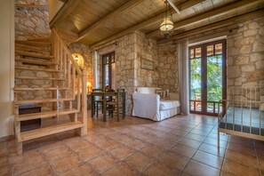 Dúplex Deluxe, patio, vista parcial al mar | Sala de estar | Televisión de 14 pulgadas con canales digitales y reproductor de DVD 