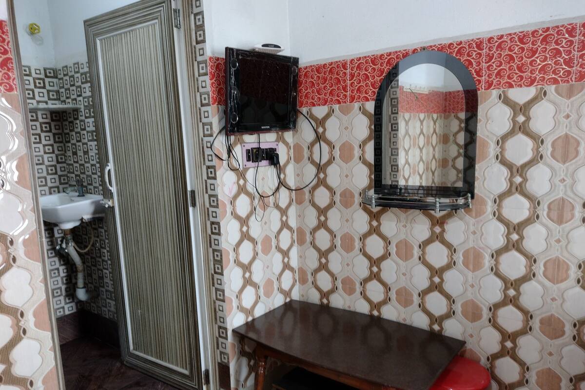 Un baño con lavabo, inodoro y espejo en la pared.