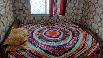 Basic Room, 1 Double Bed | 1 bedroom, free WiFi