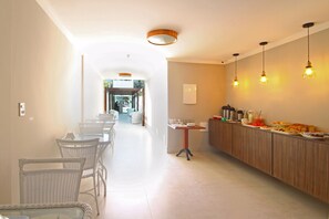 بوفيه فطور مجانًا يوميًا