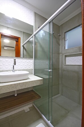 Dusche, kostenlose Toilettenartikel, Handtücher