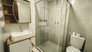 Regadera, amenidades de baño gratuitas, toallas