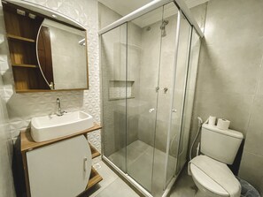 Ducha, artículos de higiene personal gratuitos y toallas